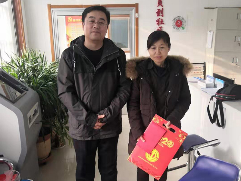 公司領(lǐng)導(dǎo)走訪、慰問社區(qū)困難家庭